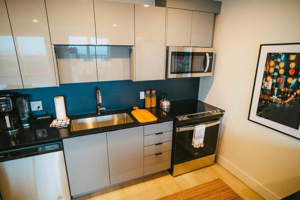 شقة Chic Cozy Retreat - 2Br - Stunning North End Views هاليفاكس المظهر الخارجي الصورة